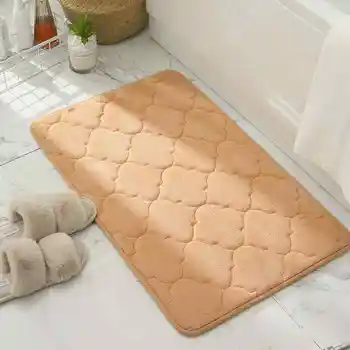 коралловый бархат в ванной, ступающий по кухонному ковру серого цвета