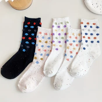 Женские носки средней длины со вставками из пряжи и разноцветных меховых шариков в виде милых носков
